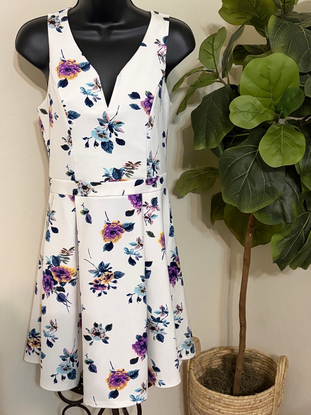 Francesca's Collections White Floral V-Neck Fit-and-Flare Dress